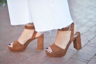 Emily Schuman feet photo 4