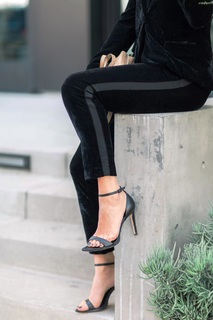 Emily Schuman feet photo 9