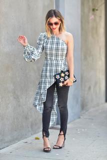 Emily Schuman feet photo 14