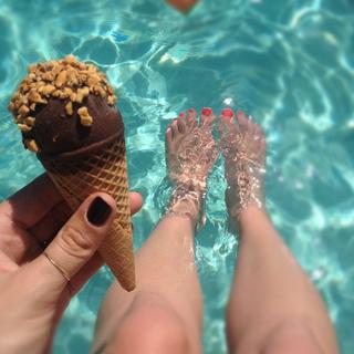 Emily Schuman feet photo 3