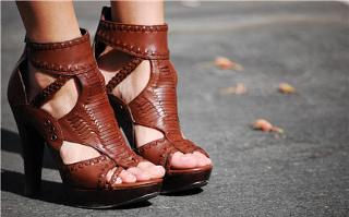 Emily Schuman feet photo 5