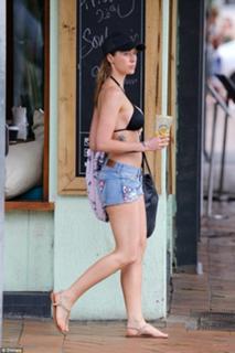 Emily Scott feet photo 4