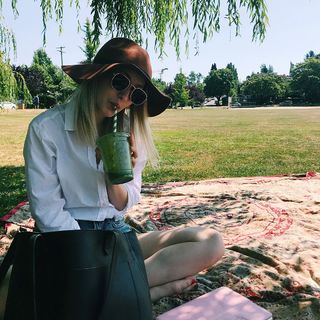 Emily Tennant feet photo 3