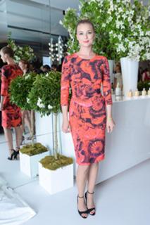 Emily VanCamp feet photo thumbnail