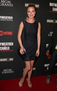 Emily VanCamp feet photo thumbnail