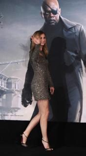 Emily VanCamp feet photo thumbnail