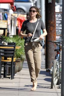 Emily VanCamp feet photo thumbnail
