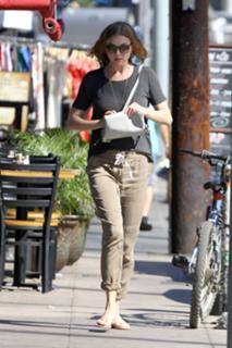 Emily VanCamp feet photo thumbnail