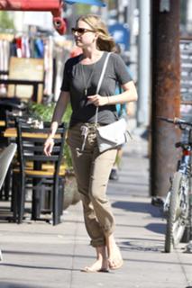 Emily VanCamp feet photo thumbnail