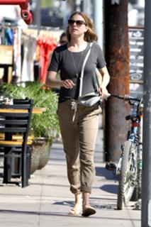 Emily VanCamp feet photo thumbnail