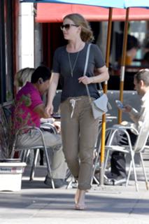 Emily VanCamp feet photo thumbnail
