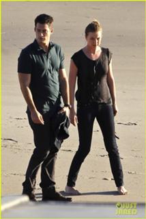 Emily VanCamp feet photo thumbnail
