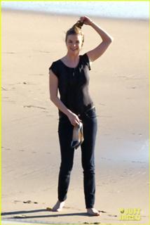Emily VanCamp feet photo thumbnail