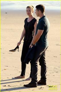 Emily VanCamp feet photo thumbnail