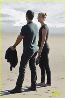 Emily VanCamp feet photo thumbnail