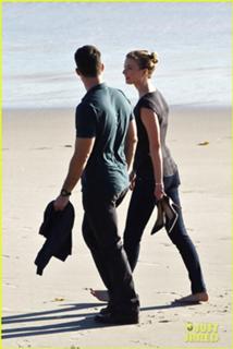 Emily VanCamp feet photo thumbnail