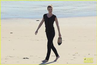 Emily VanCamp feet photo thumbnail