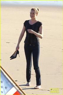 Emily VanCamp feet photo thumbnail