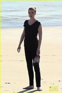 Emily VanCamp feet photo thumbnail