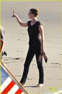 Emily VanCamp feet photo thumbnail