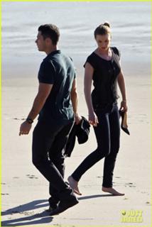 Emily VanCamp feet photo thumbnail