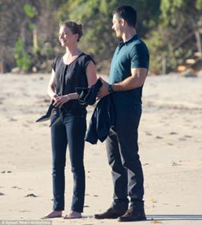 Emily VanCamp feet photo thumbnail