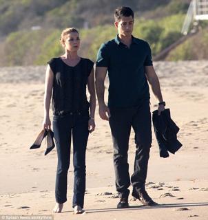 Emily VanCamp feet photo thumbnail
