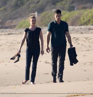 Emily VanCamp feet photo thumbnail