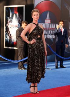Emily VanCamp feet photo thumbnail