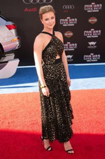 Emily VanCamp feet photo thumbnail