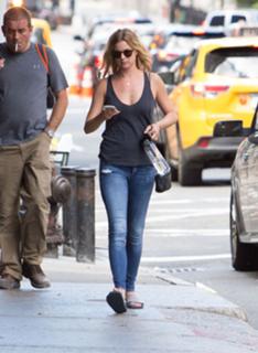 Emily VanCamp feet photo thumbnail
