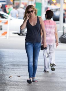Emily VanCamp feet photo thumbnail
