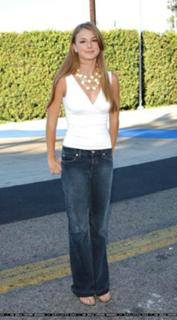 Emily VanCamp feet photo thumbnail