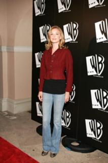 Emily VanCamp feet photo thumbnail