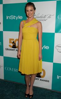 Emily VanCamp feet photo thumbnail
