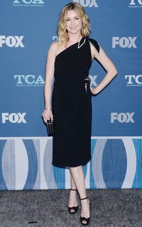 Emily VanCamp feet photo thumbnail
