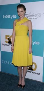 Emily VanCamp feet photo thumbnail