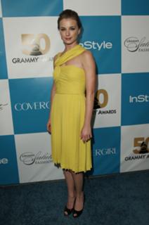 Emily VanCamp feet photo thumbnail