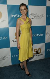Emily VanCamp feet photo thumbnail
