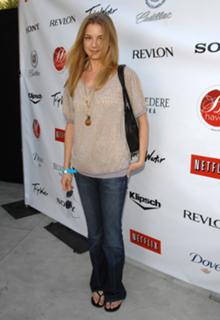 Emily VanCamp feet photo thumbnail