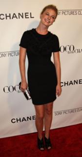 Emily VanCamp feet photo thumbnail