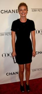 Emily VanCamp feet photo thumbnail