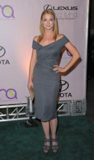 Emily VanCamp feet photo thumbnail