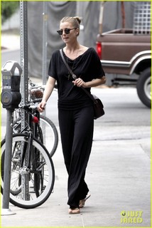 Emily VanCamp feet photo thumbnail