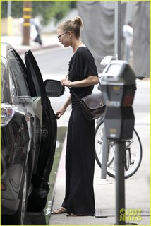 Emily VanCamp feet photo thumbnail
