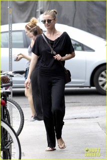 Emily VanCamp feet photo thumbnail
