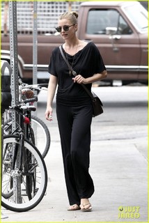 Emily VanCamp feet photo thumbnail