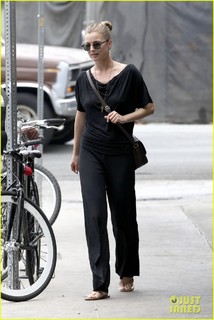 Emily VanCamp feet photo thumbnail