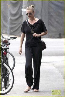 Emily VanCamp feet photo thumbnail