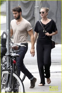 Emily VanCamp feet photo thumbnail